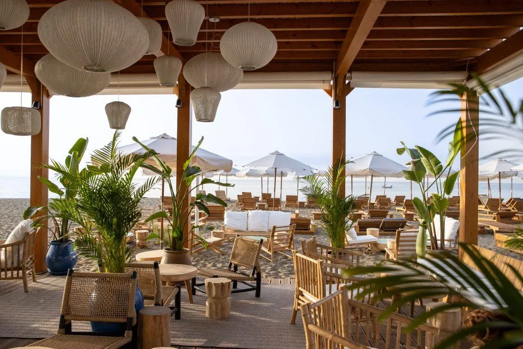 Beachclub op de boulevard van Estepona, Costa del Sol