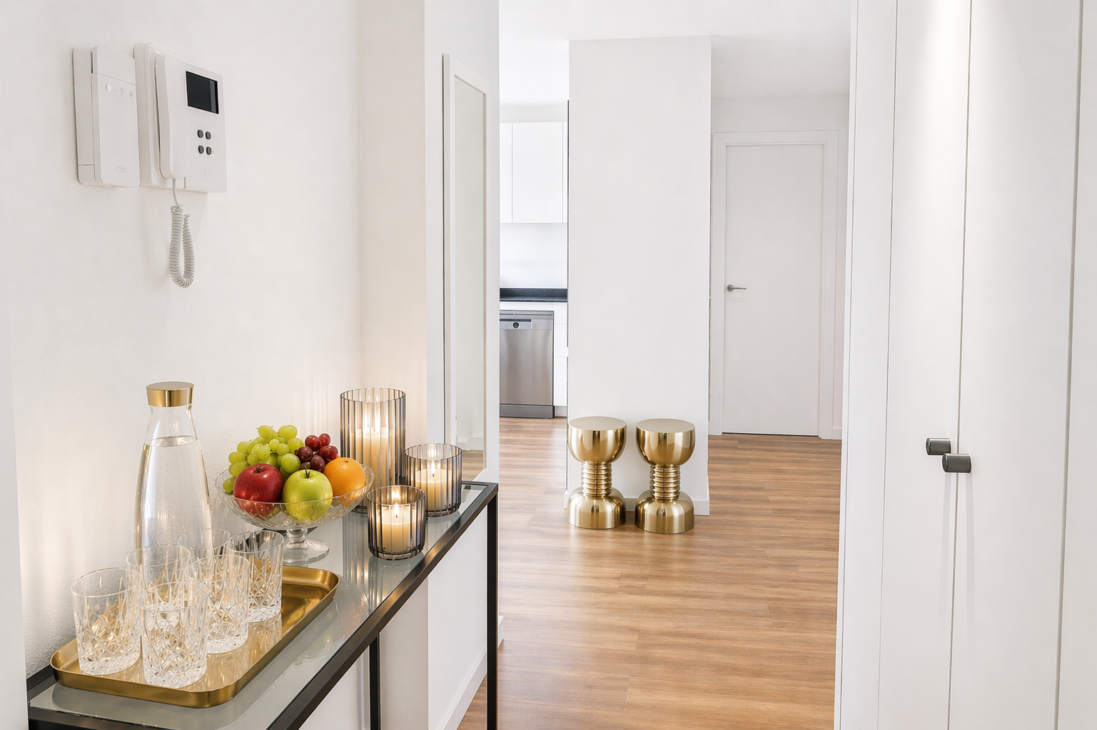 Lichte entree met fruithoek