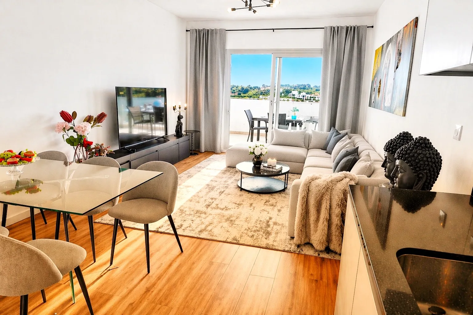 Lichte woonkamer met terrasdeuren, Casa Mel Estepona